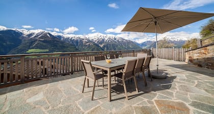 Rustikales Chalet Flatsch auf Bergbauernhof mit Terrasse