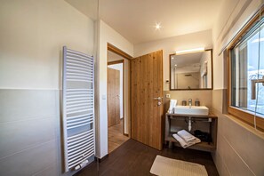 Tina, secadora de cabello, toallas 