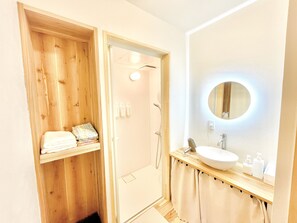 Hus Comfort (SORA) | Badrum | Dusch, gratis toalettartiklar, hårtork och tofflor
