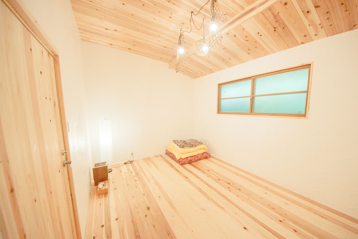 3 bedrooms, individually decorated, desk, soundproofing