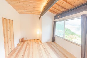 Individually decorated, desk, soundproofing, free WiFi - Kominka Glamping Matoba (Miyoshi)