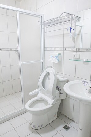 Superior-Dreibettzimmer | Badezimmer | Dusche, Regendusche, Designer-Toilettenartikel, Haartrockner