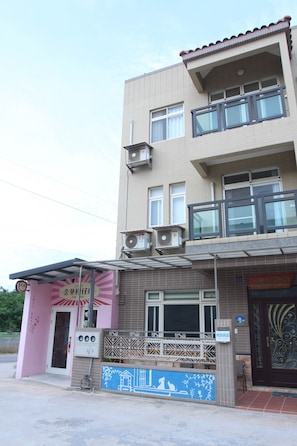Premium bedding, blackout drapes, soundproofing, free WiFi - Hsiao Yuan Inn (Jinning)