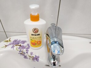 Shower, rainfall showerhead, designer toiletries, hair dryer - Hsiao Yuan Inn (Jinning)