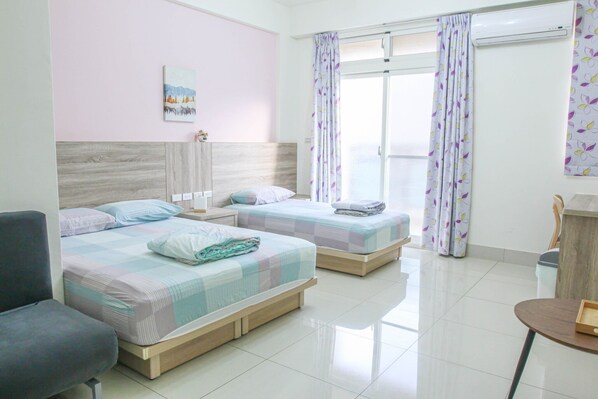 Habitación triple superior | Ropa de cama de alta calidad, cortinas blackout y insonorización