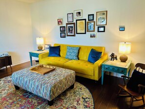 Smart TV, fireplace, books, music library - Castle Cove Bentonville...private home with pool across from Crystal Bridges (Bentonville)