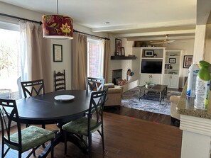 Dining - Castle Cove Bentonville...private home with pool across from Crystal Bridges (Bentonville)