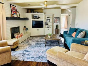 Smart-TV, peis, bøker og musikkbibliotek