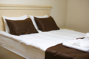 Minibar, iron/ironing board, free WiFi, bed sheets