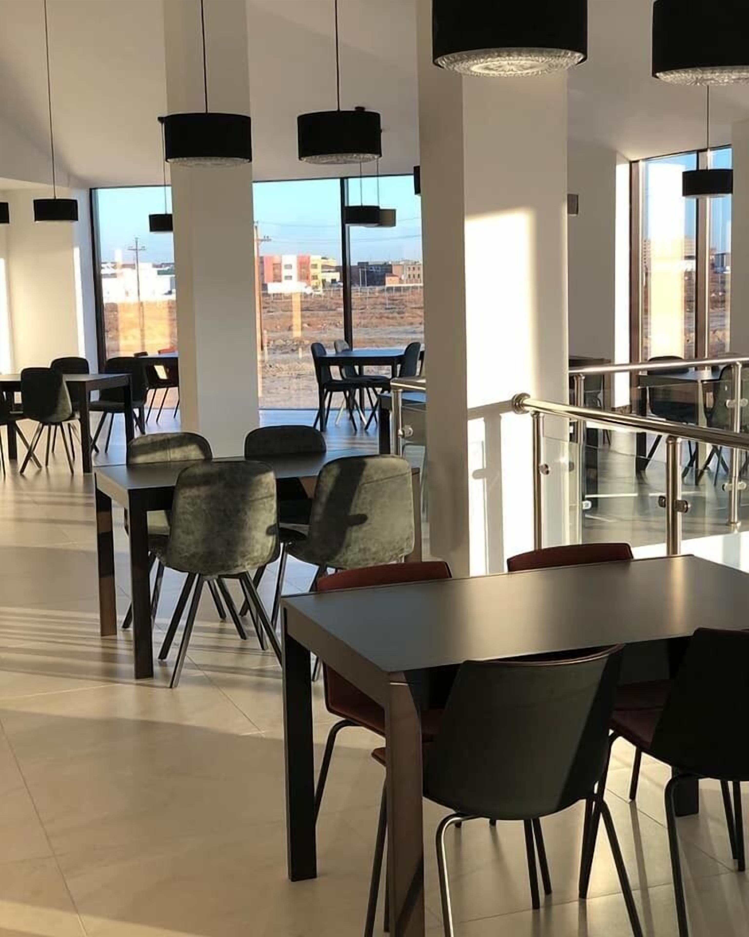 朝食 (ビュッフェ)、毎日提供 (無料)