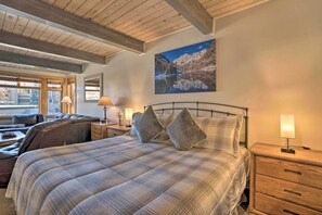 1 bedroom, desk, iron/ironing board, travel cot - Ski Lovers Studio w/ Easy Pool + Hot Tub Access! (Snowmass village)
