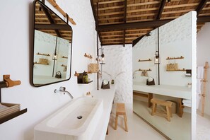Separate tub and shower, deep soaking tub, rainfall showerhead - Roukh Kiri Khaoyai, The Centara Collection (Pak Chong)