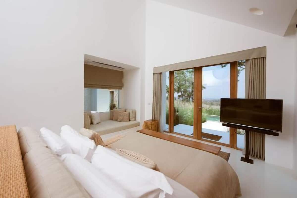 1 bedroom, premium bedding, down comforters, pillowtop beds