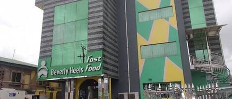 Vista frontal de la propiedad