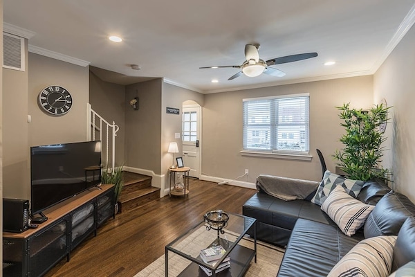 Spacious Living Room w/ Sofa Bed