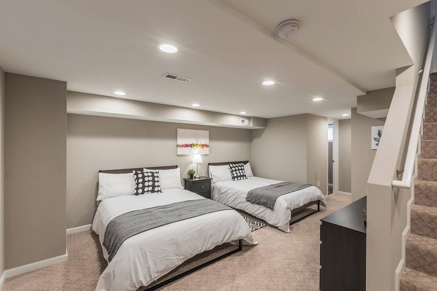 3 makuuhuonetta, työpöytä, silitysrauta/-lauta, Wi-Fi