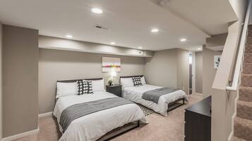 3 habitaciones, escritorio, tabla de planchar con plancha y wifi