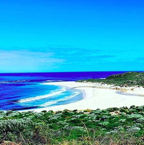 Beach nearby, sun-loungers, beach towels - Seaside Apartment - Tranquil and Elegant Apartment Close to Beaches (Gnarabup)