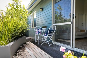 Outdoor dining - Seaside Apartment - Tranquil and Elegant Apartment Close to Beaches (Gnarabup)