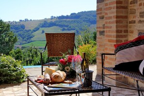 تناول الطعام بالخارج