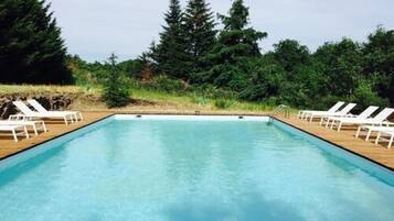 Hồ bơi ngoài trời, dù/ô trên bãi biển/hồ bơi, ghế dài tắm nắng