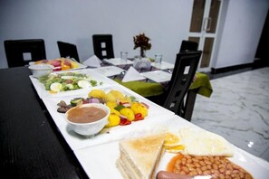 Tägliches inbegriffenes kontinentales Frühstück