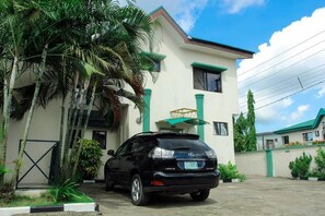 Parken ohne Service (kostenlos), Parkservice (kostenlos)