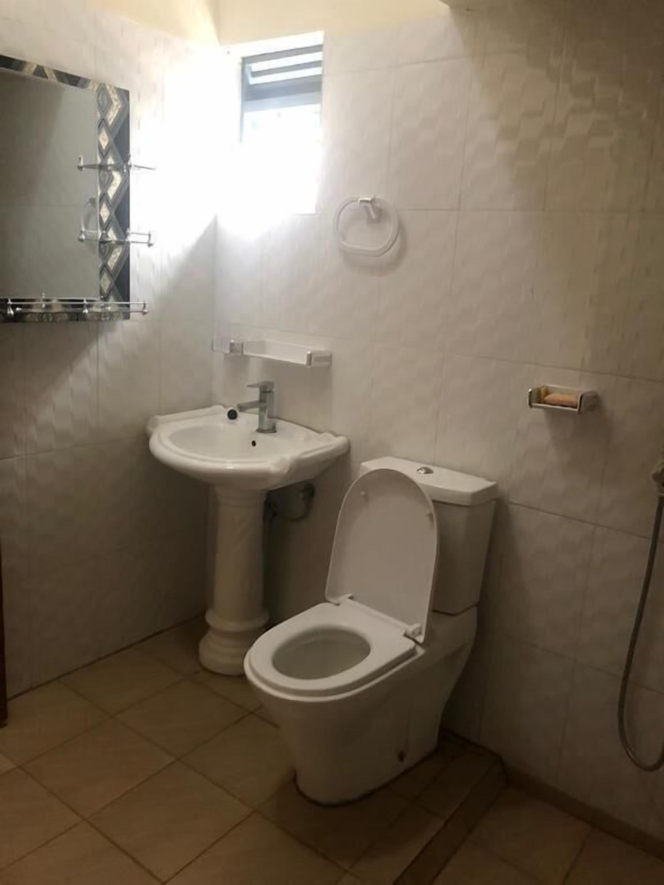 Un baño pequeño y funcional con inodoro, lavabo y espejo.