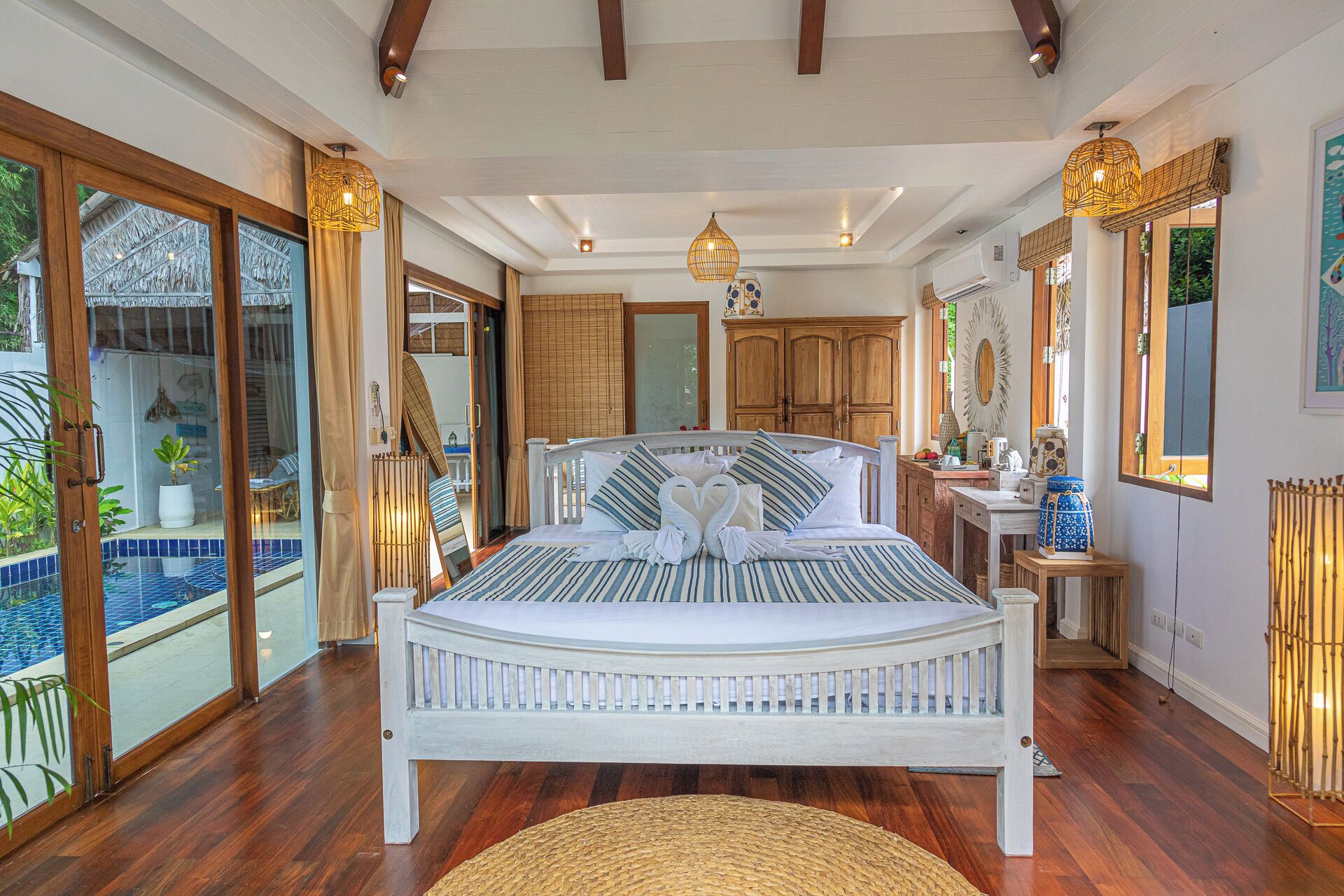 One Bedroom Beachfront Pool Villa | Pengeskab på værelset, skrivebord, mørklægningsgardiner, lydisolering