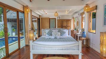 One Bedroom Beachfront Pool Villa | Pengeskab på værelset, skrivebord, mørklægningsgardiner, lydisolering