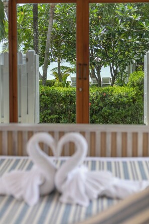 One Bedroom Beachfront Pool Villa | Caja fuerte, escritorio, cortinas opacas y sistema de insonorización