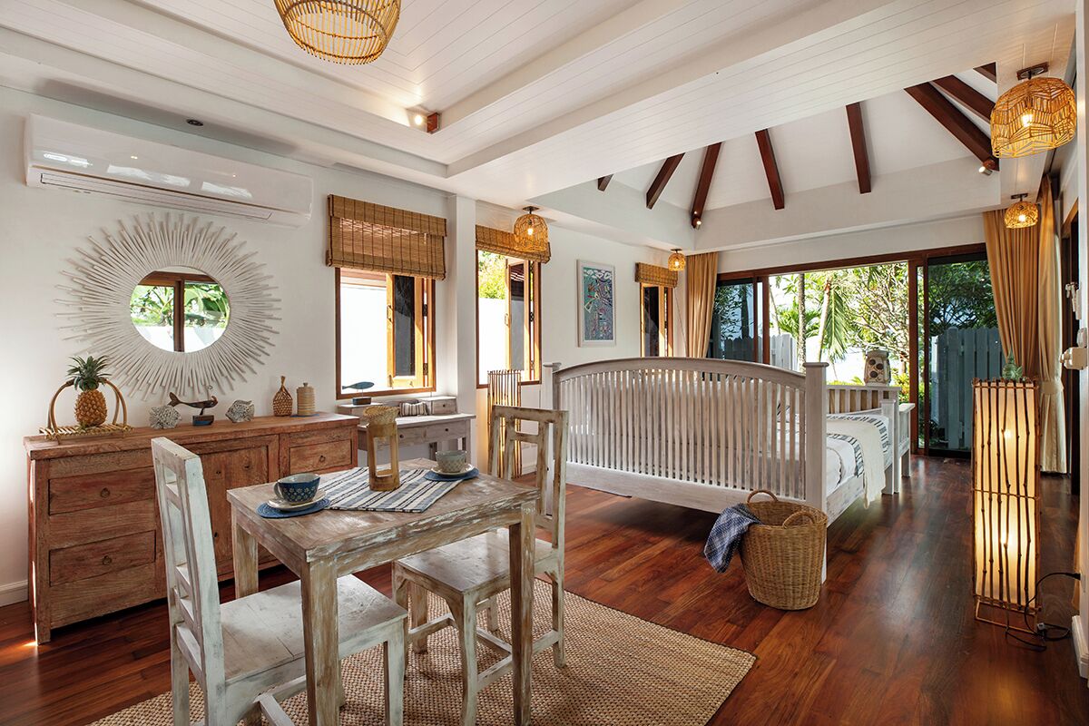 One Bedroom Beachfront Pool Villa | Coin séjour | Télévision LCD de 32 pouces avec chaînes par câble, télévision