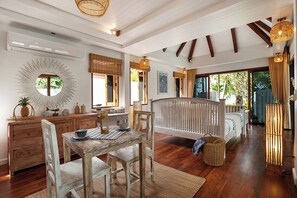 One Bedroom Beachfront Pool Villa | Zona de estar | Televisión LCD de 32 pulgadas con canales por cable, una televisión