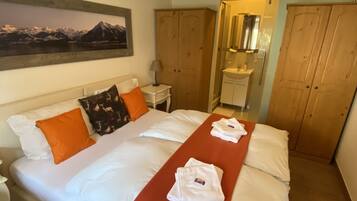 3 bedrooms, in-room safe, iron/ironing board, free WiFi