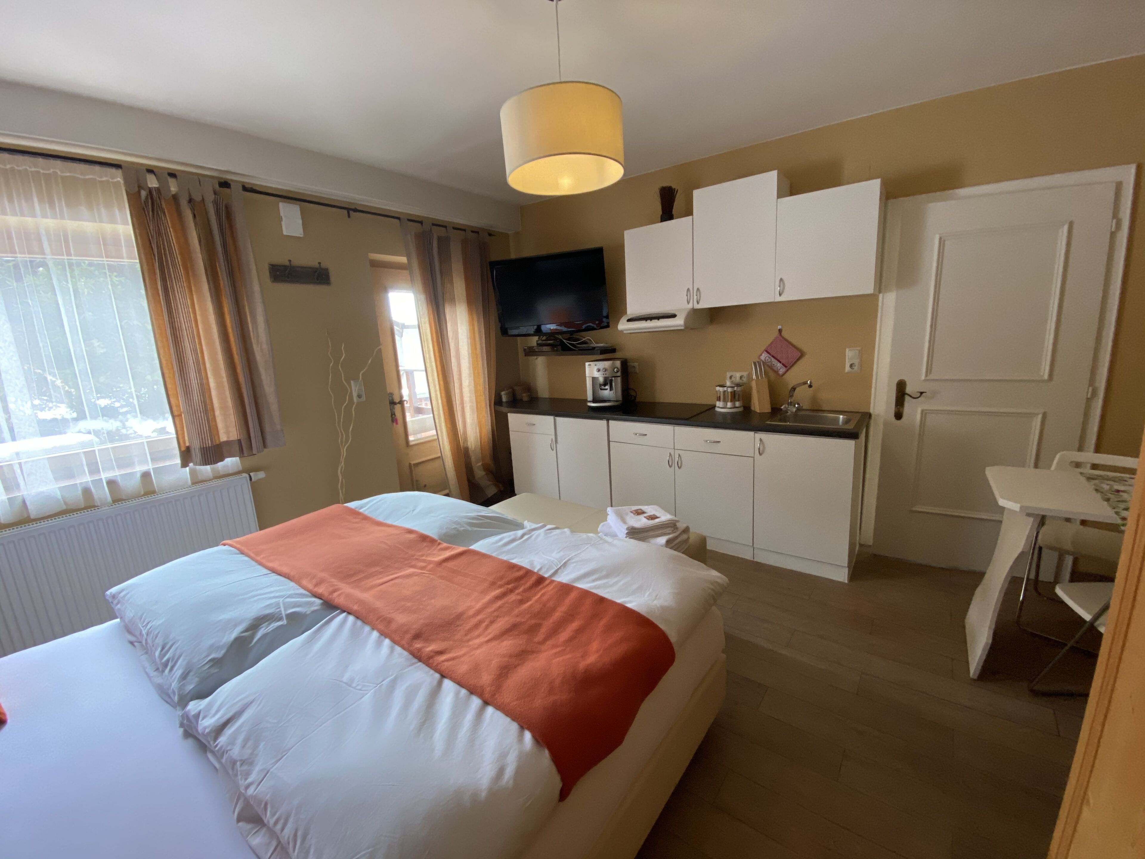 3 bedrooms, in-room safe, iron/ironing board, free WiFi