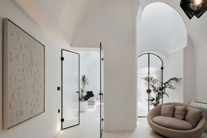 Ropa de cama hipoalergénica y caja de seguridad en la habitación 