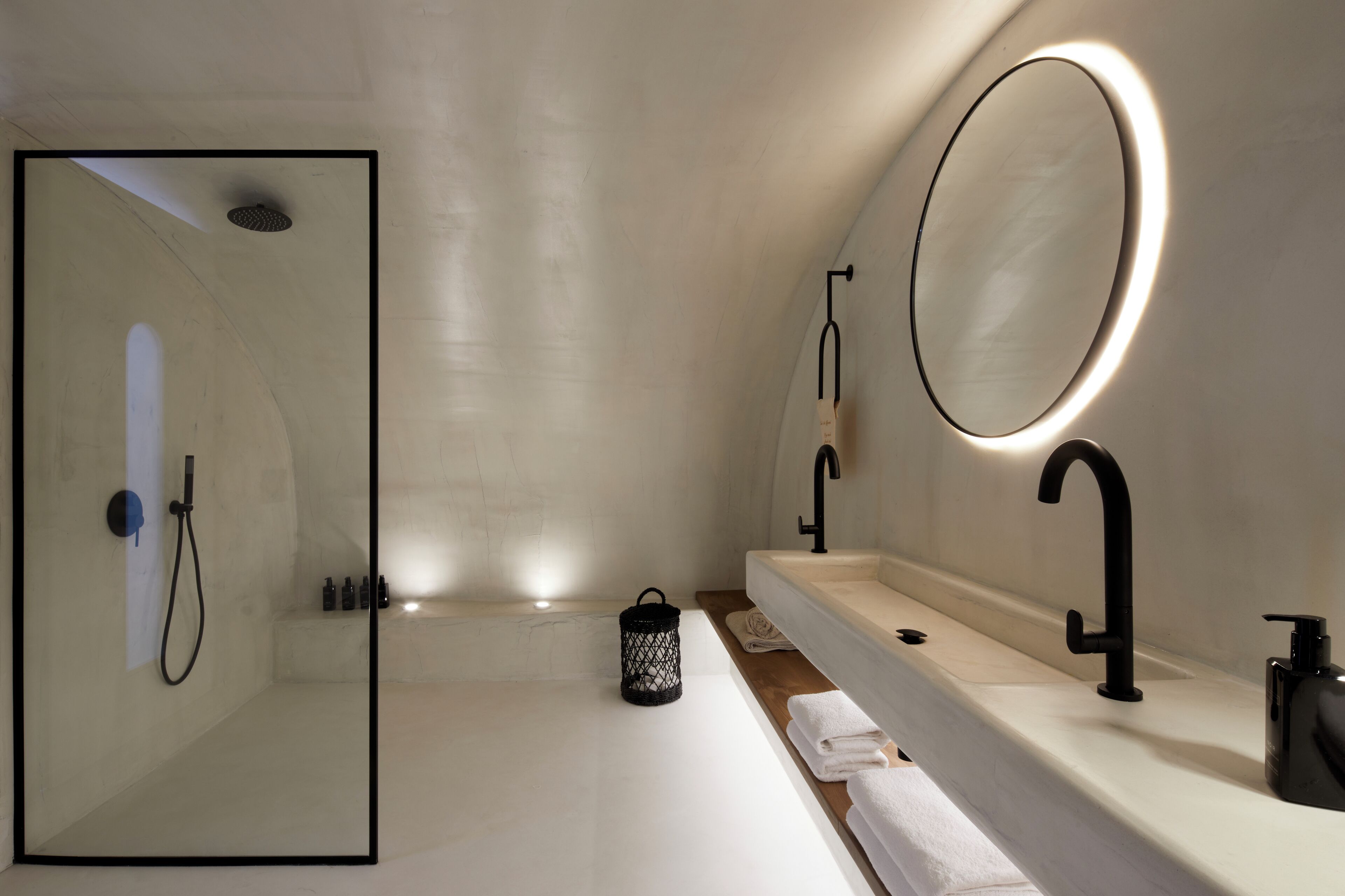 Ein modernes Badezimmer mit einem großen Spiegel, einer Badewanne und einem Waschbecken.
