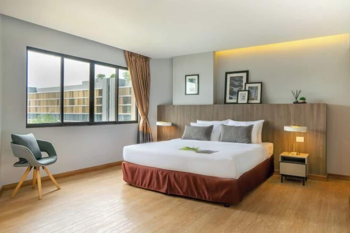 In-room safe, desk, soundproofing, free WiFi