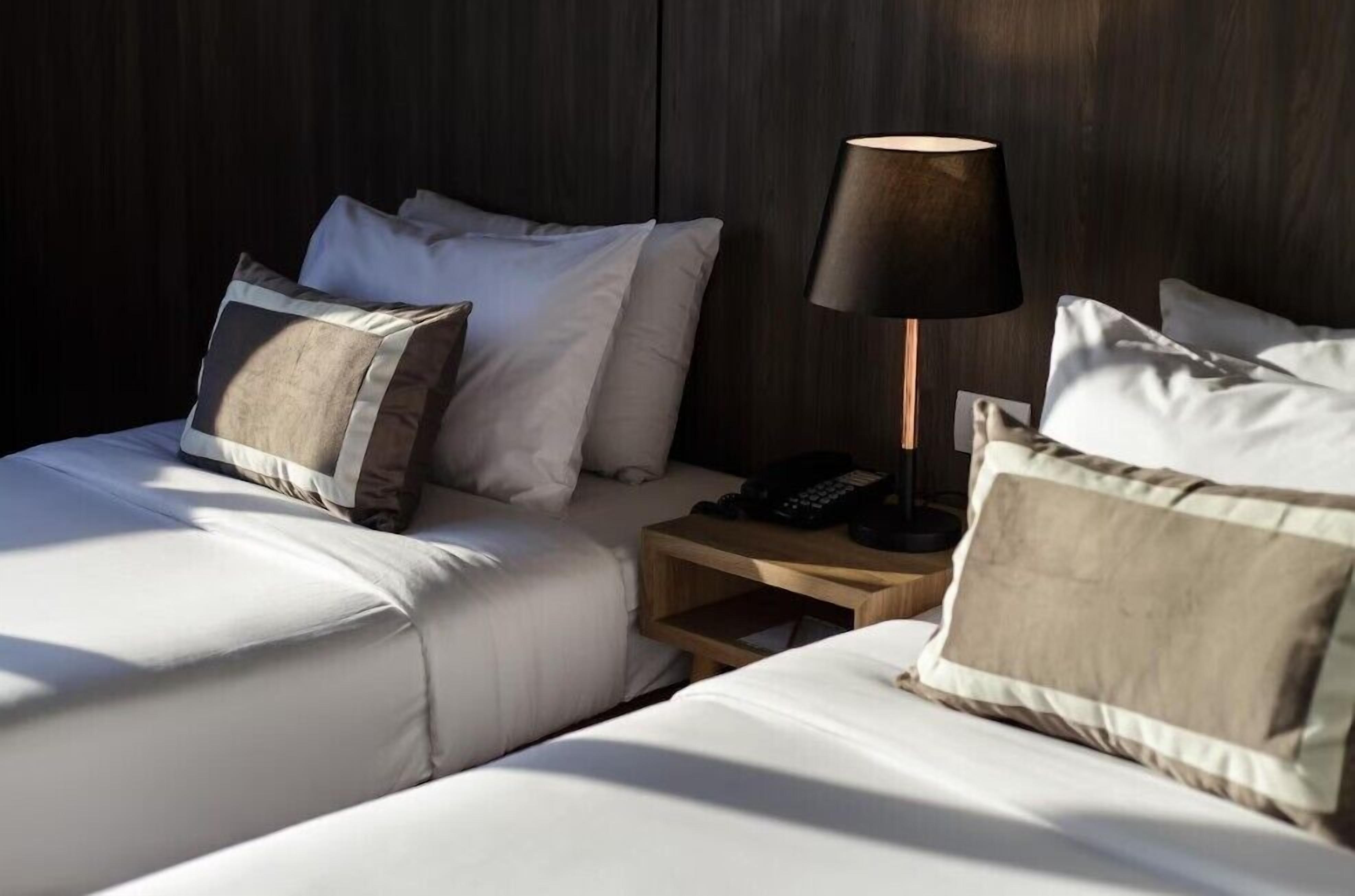 Habitación superior con 2 camas individuales | Caja de seguridad en la habitación, escritorio y insonorización 