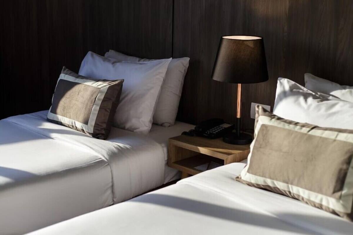 Caja de seguridad en la habitación y escritorio