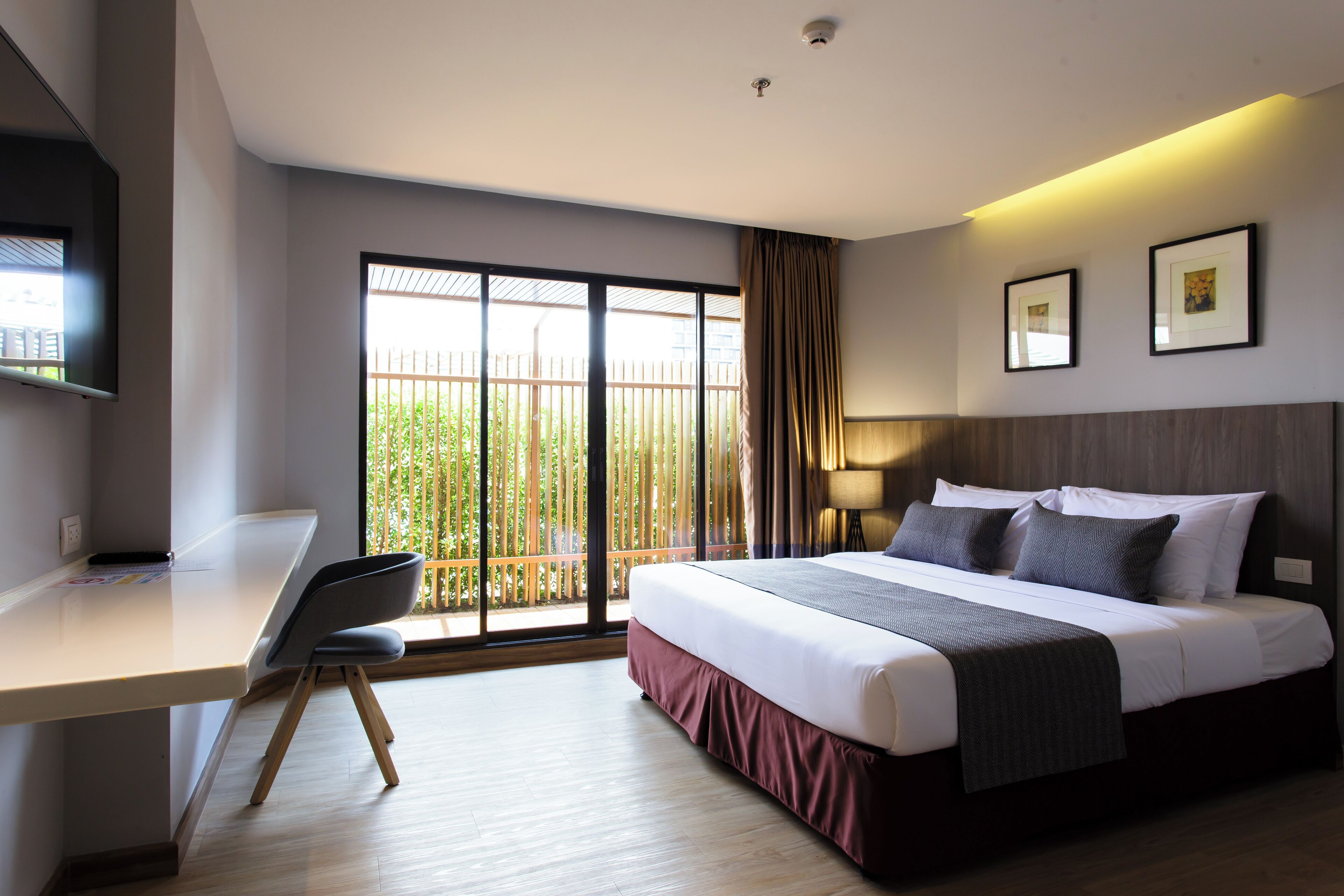 Caja de seguridad en la habitación, escritorio y insonorización 