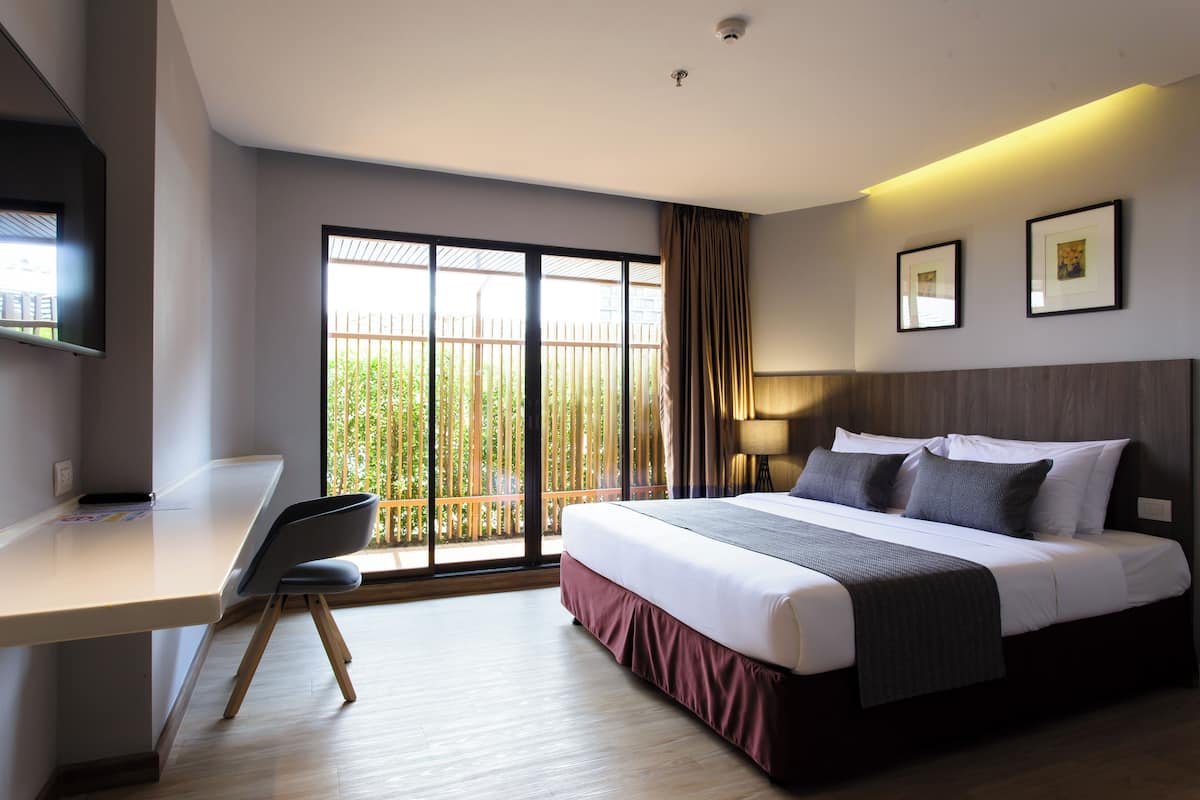 In-room safe, desk, soundproofing, free WiFi