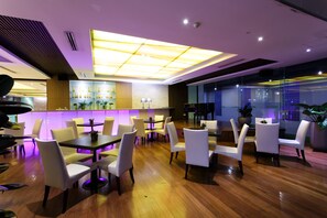 Phục vụ bữa sáng, bữa trưa và bữa tối 
