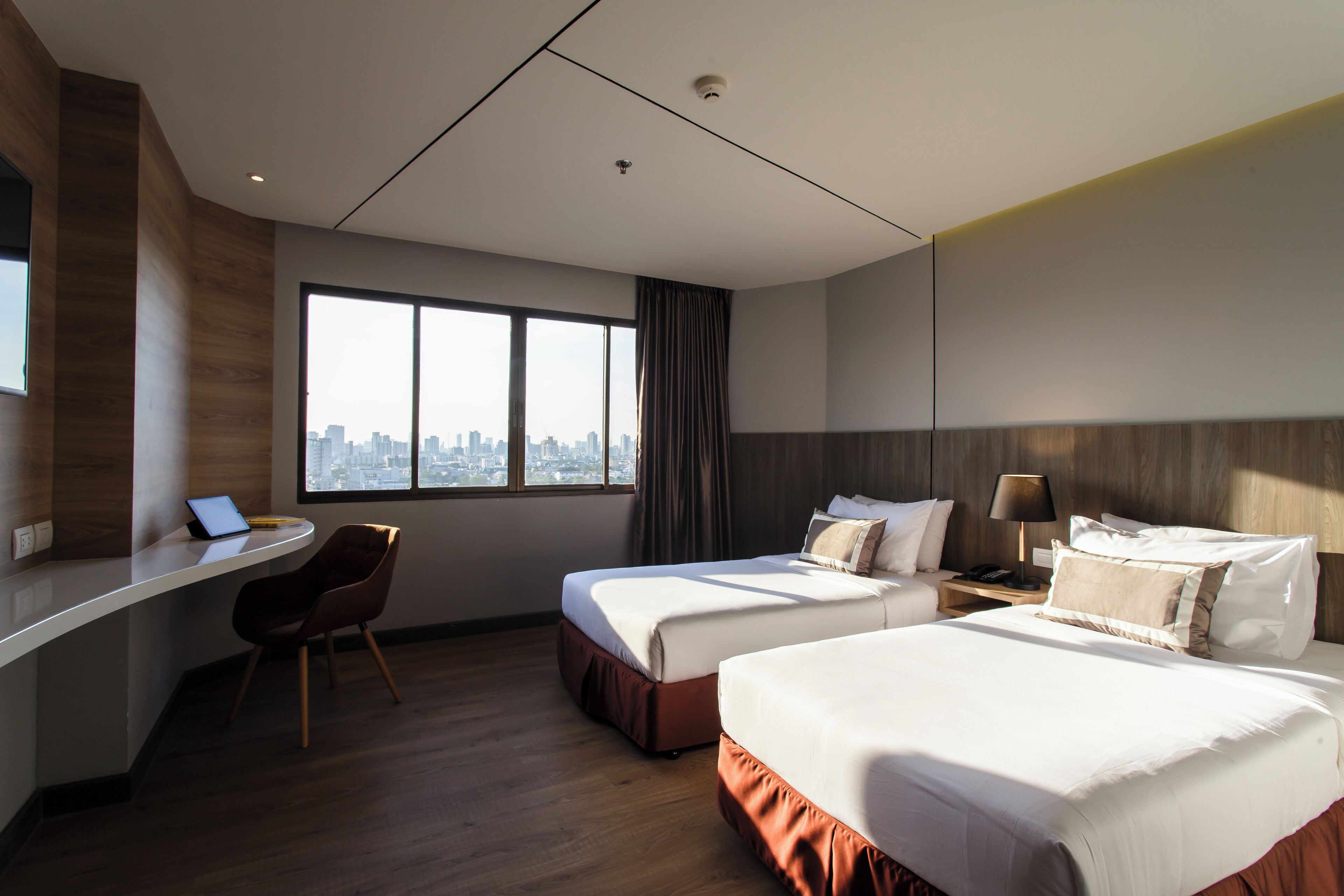 Habitación Deluxe con 2 camas individuales | Caja de seguridad en la habitación, escritorio y insonorización 