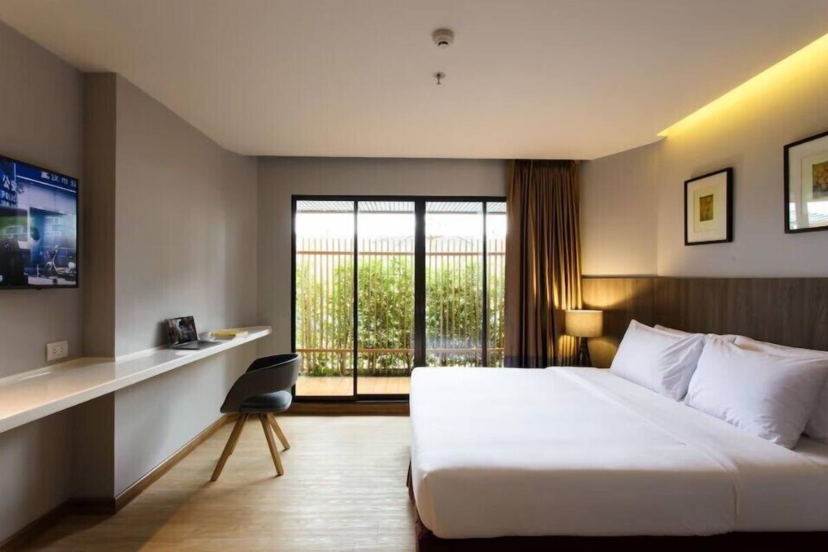 Deluxe Suite, 1 Bedroom | In-room safe, desk, soundproofing, free WiFi