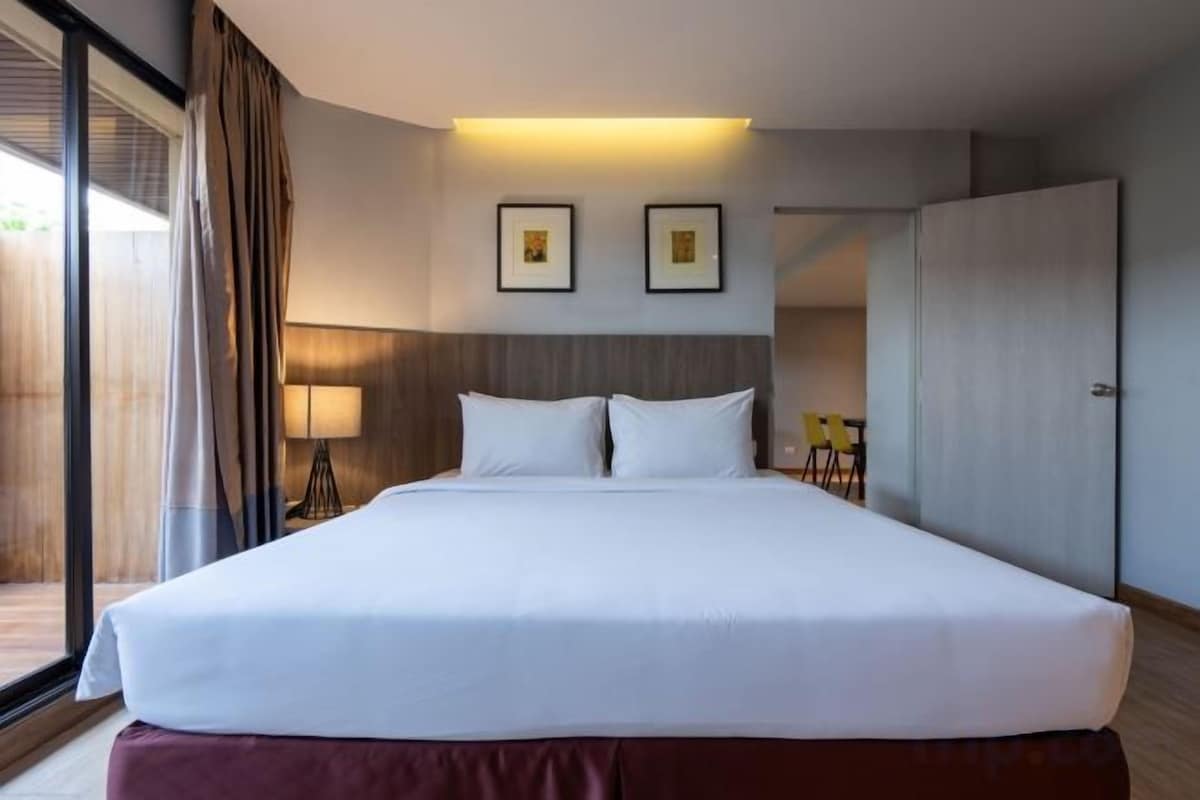 In-room safe, desk, soundproofing, free WiFi