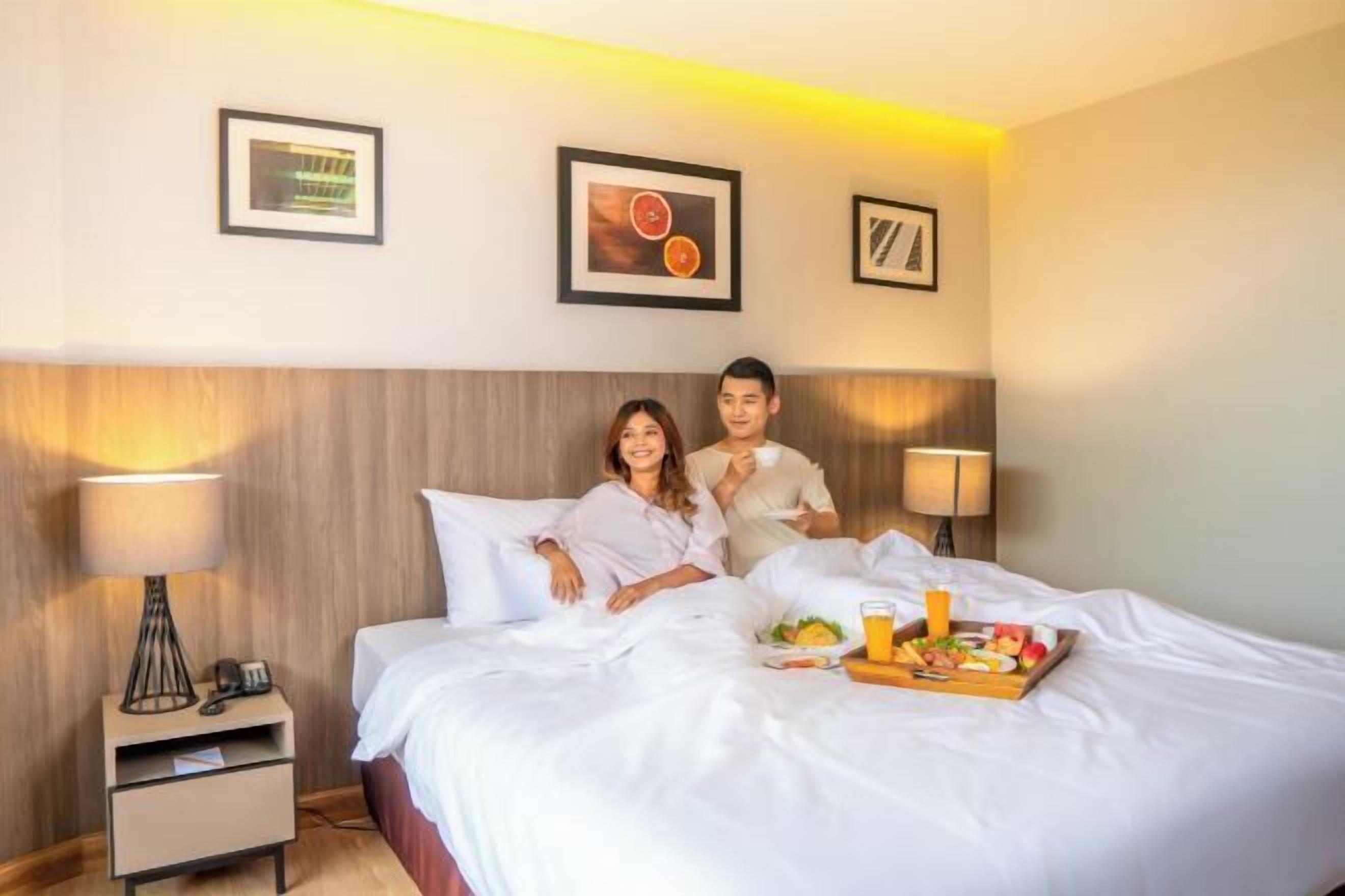 Caja de seguridad en la habitación, escritorio y insonorización 