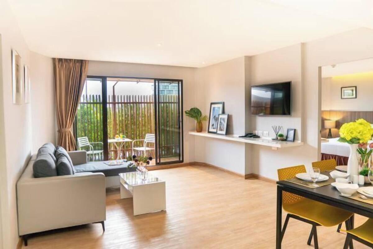 Un salon moderne comprenant un canapé, une table basse, une table à manger et des chaises.