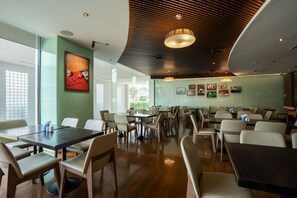 Petit déjeuner buffet servi tous les jours en supplément