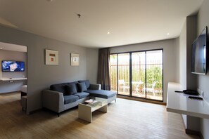 Deluxe-sviitti, 1 makuuhuone | Oleskelualue | Taulutelevisio